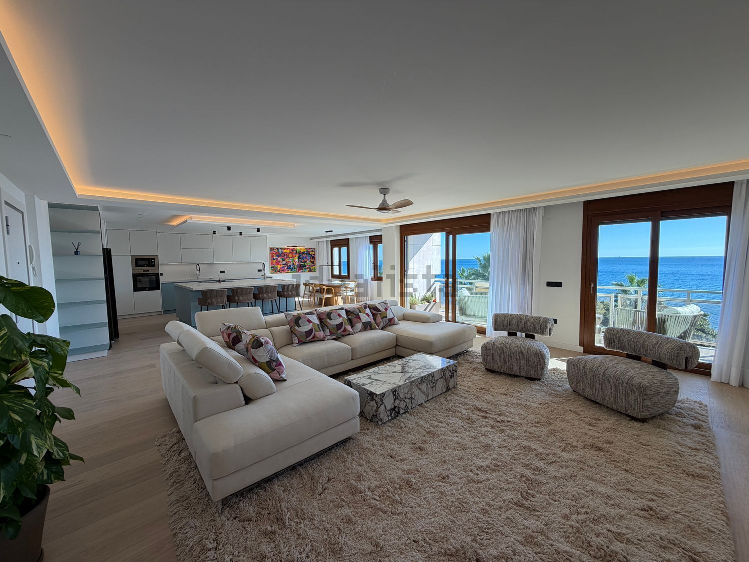Seafront attic in Estepona — Living room