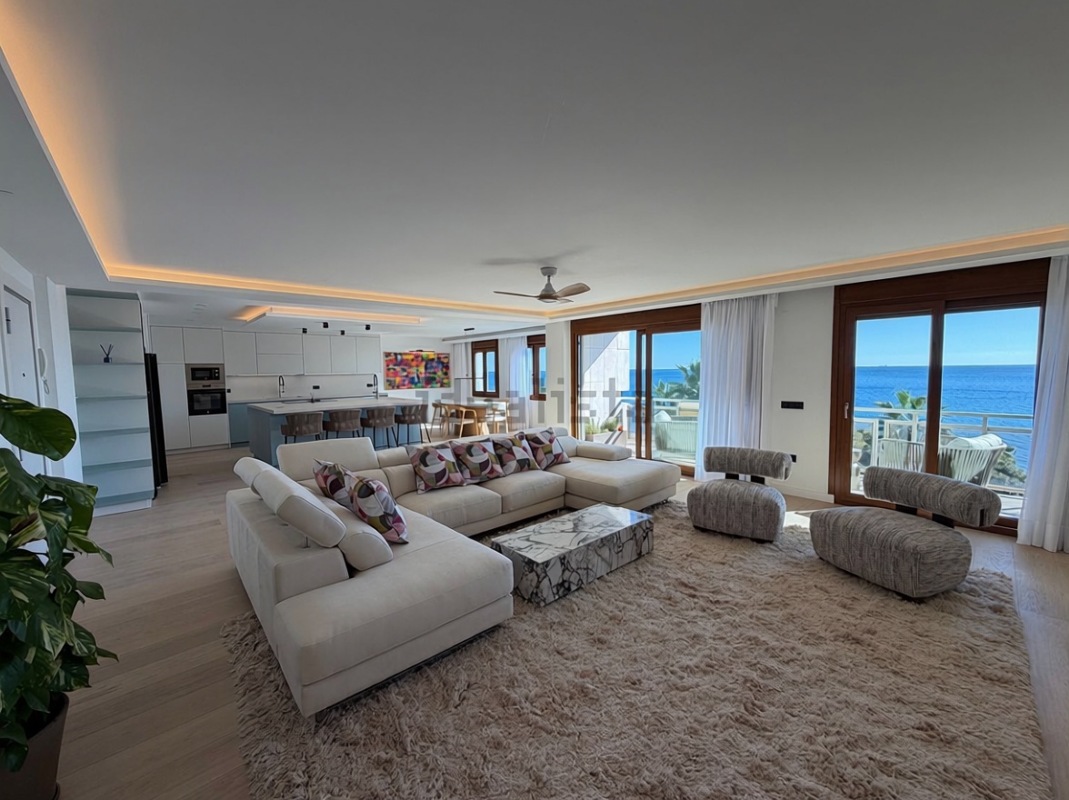 Seafront attic in Estepona — Living room