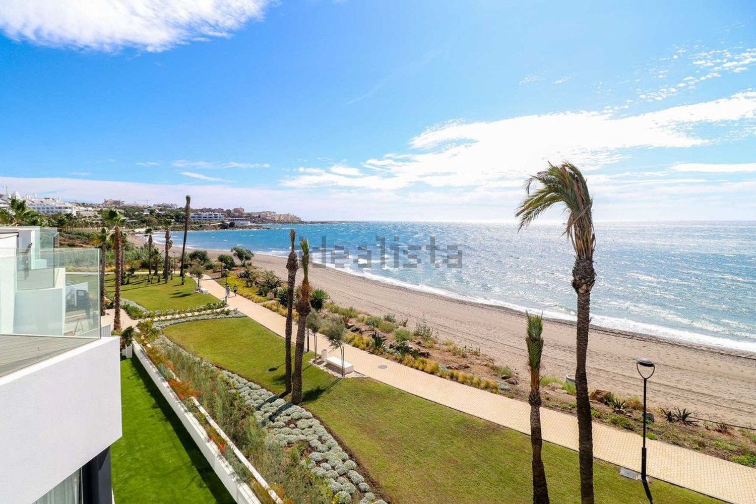 Chalet with direct beach access in Estepona — Sea view