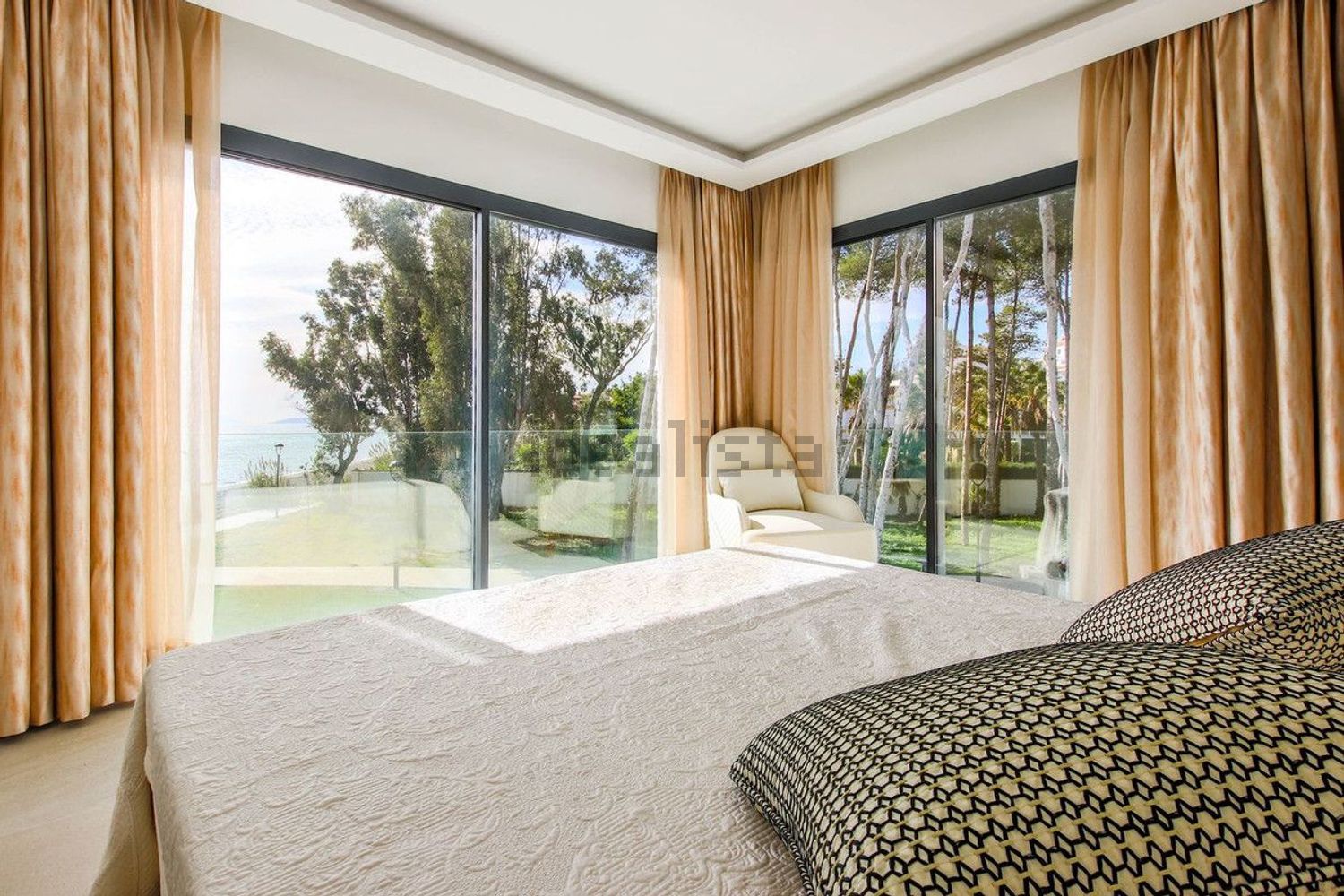 Chalet with direct beach access in Estepona — Bedroom