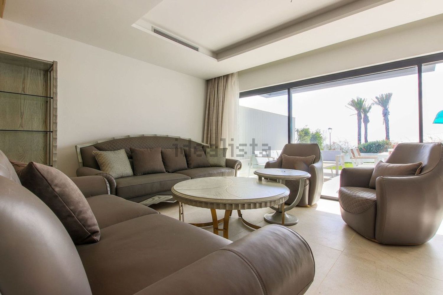 Chalet with direct beach access in Estepona — Living room