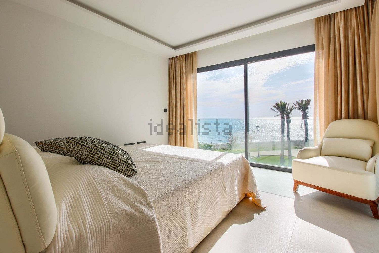 Chalet with direct beach access in Estepona — Bedroom
