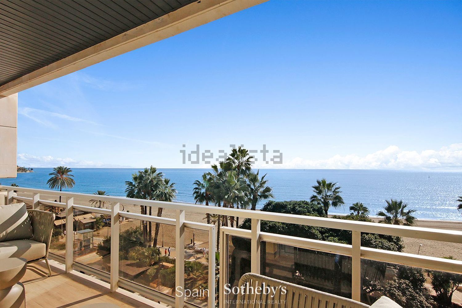 Appartement en attique en première ligne de mer à Estepona