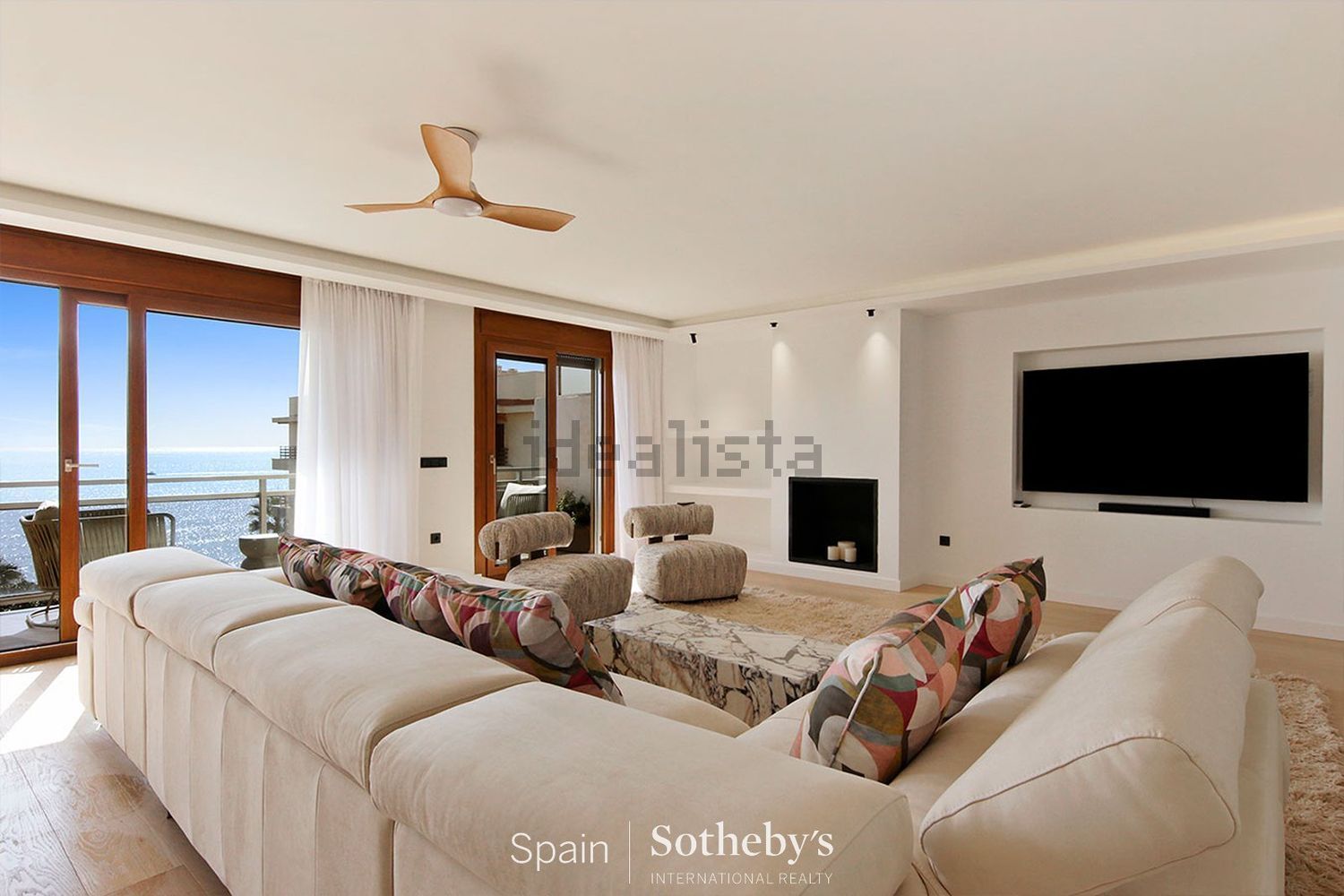 Seafront attic in Estepona — Living room