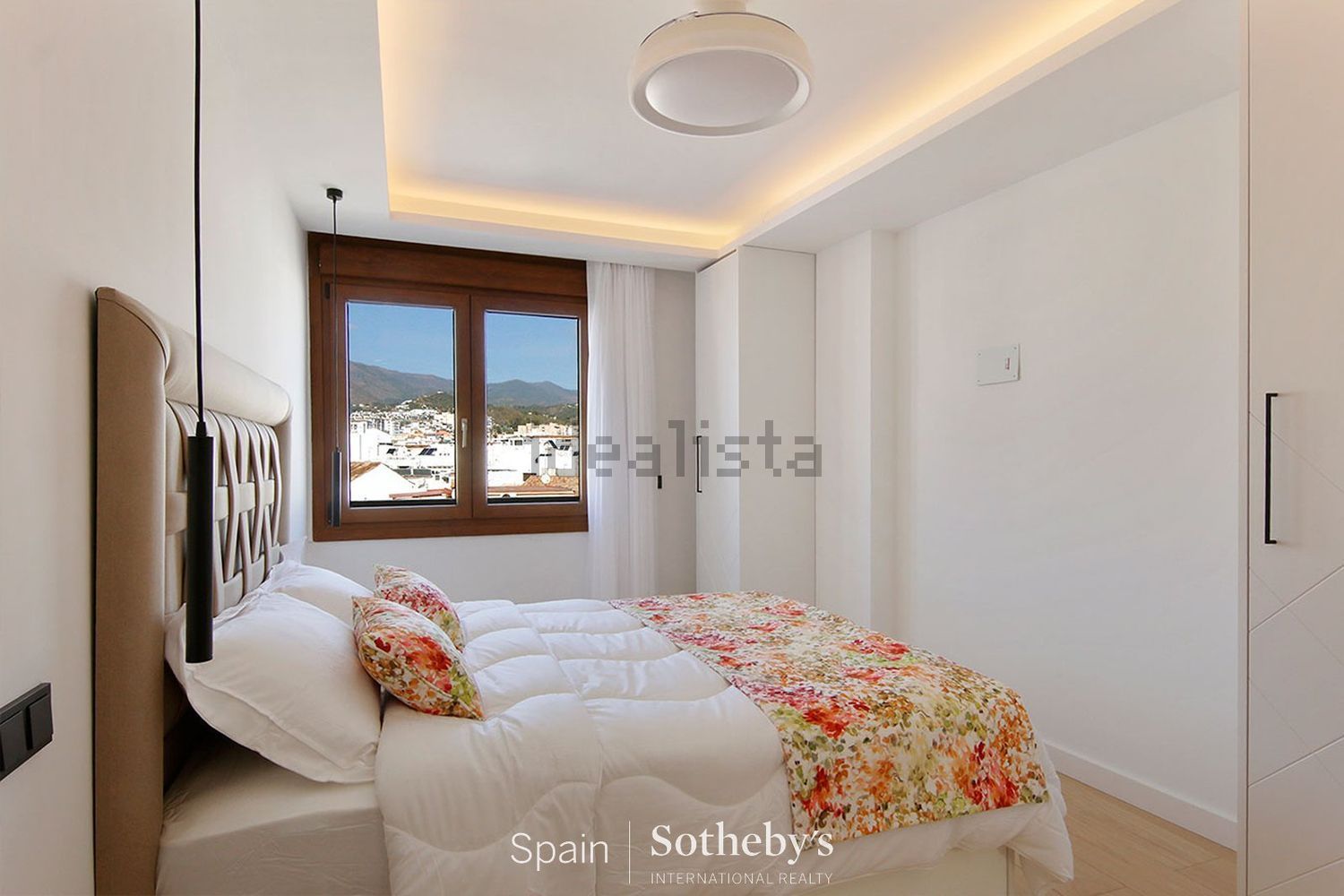 Seafront attic in Estepona — Bedroom