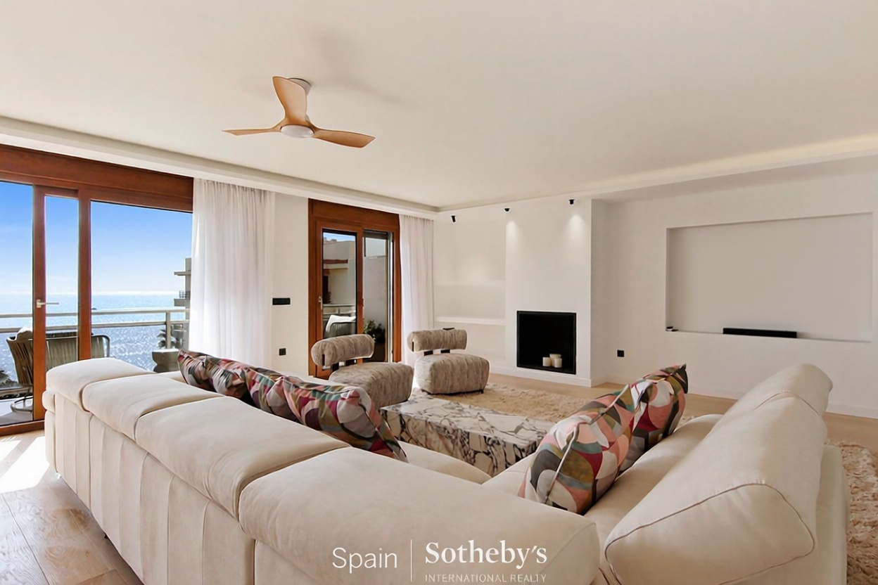 Ático en primera línea de mar en Estepona — Salón