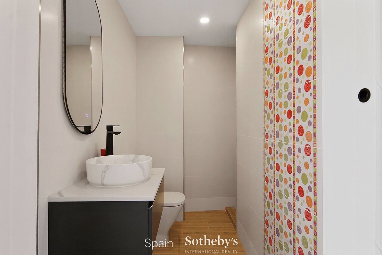 Ático en primera línea de mar en Estepona — Baño