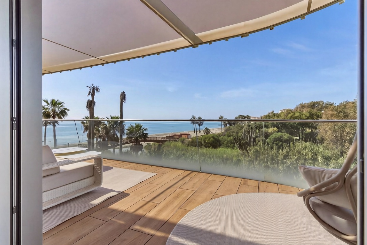 Beachfront flat in Estepona — Sea terrace