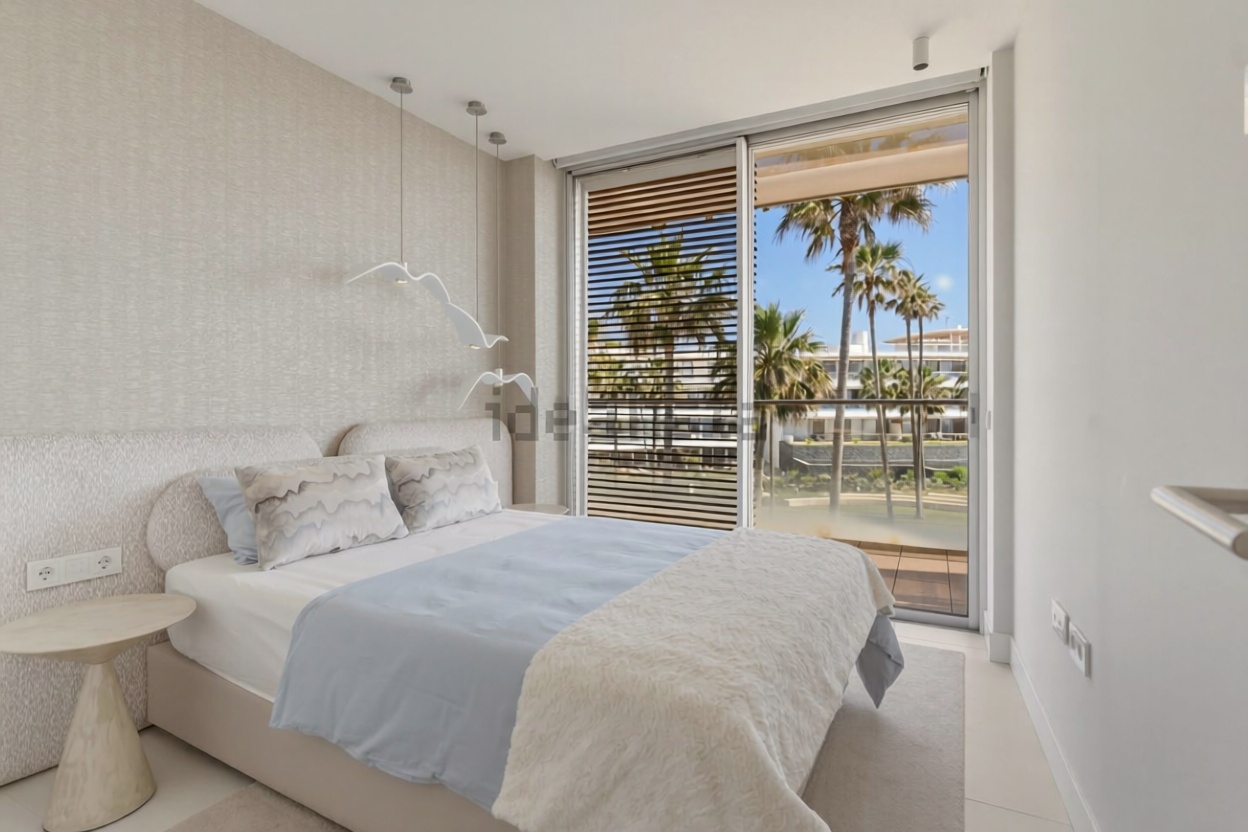 Beachfront flat in Estepona — Bedroom