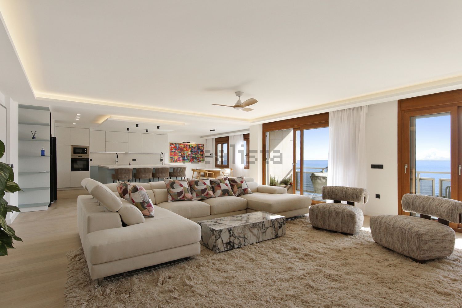 Seafront attic in Estepona — Living room