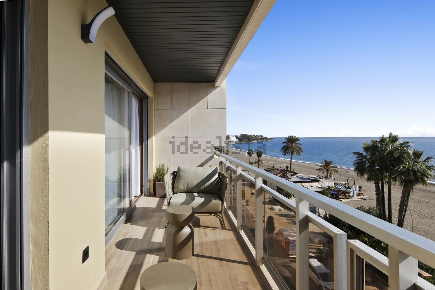 Appartement en attique en première ligne de mer à Estepona