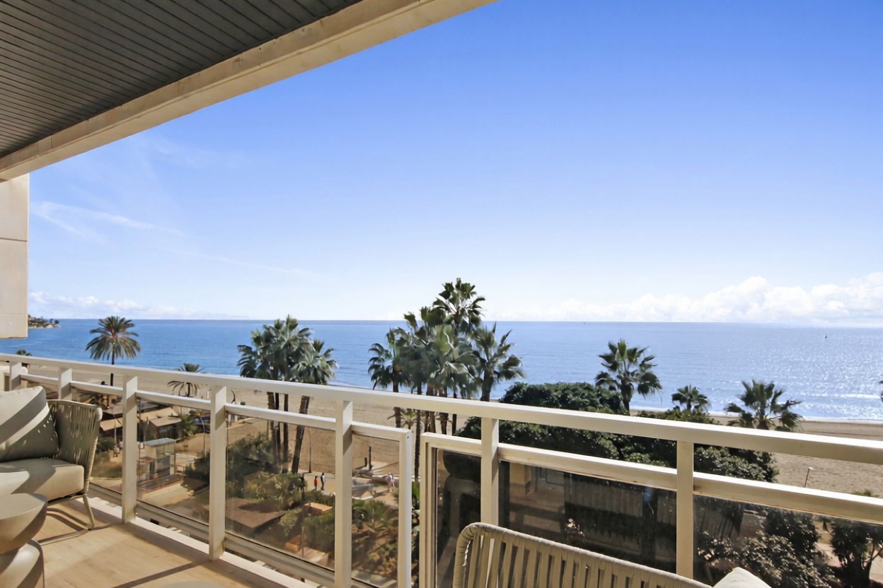 Ático en primera línea de mar en Estepona — Terraza mar