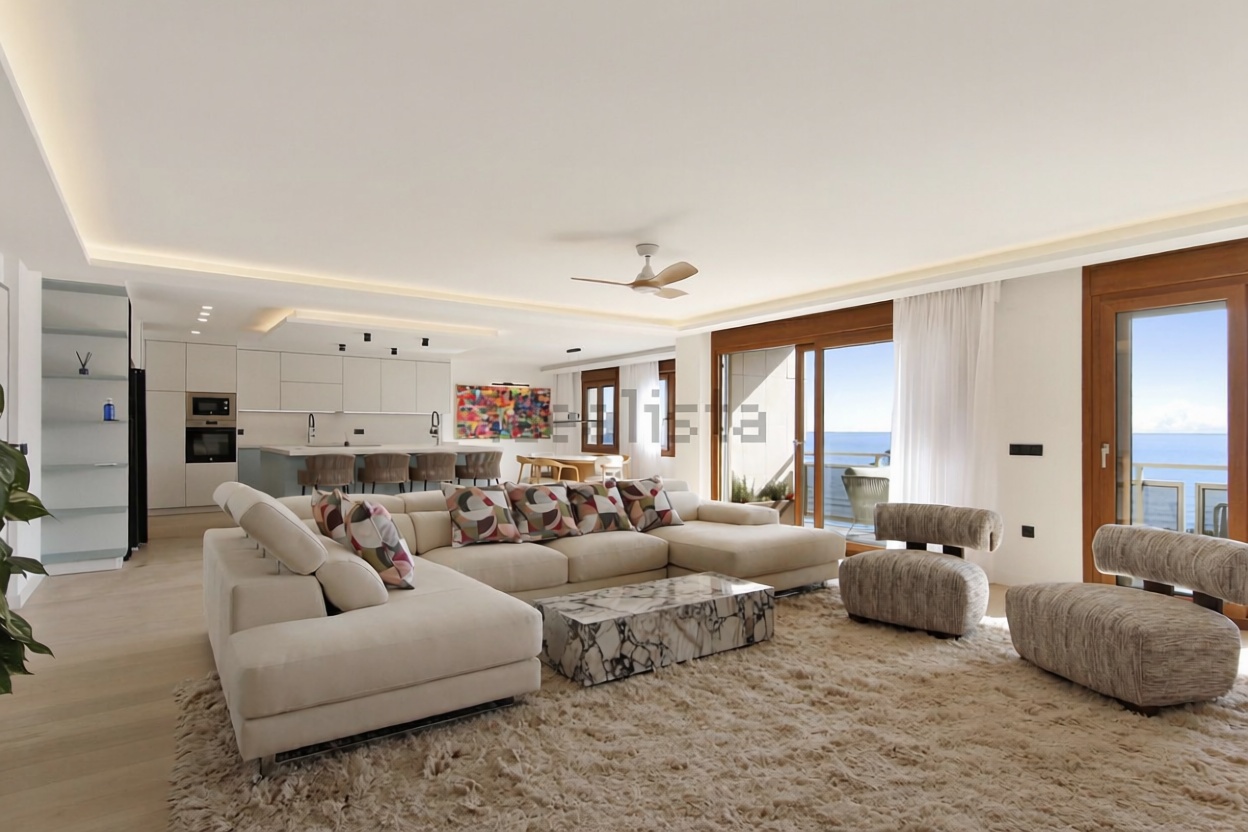Ático en primera línea de mar en Estepona — Salón