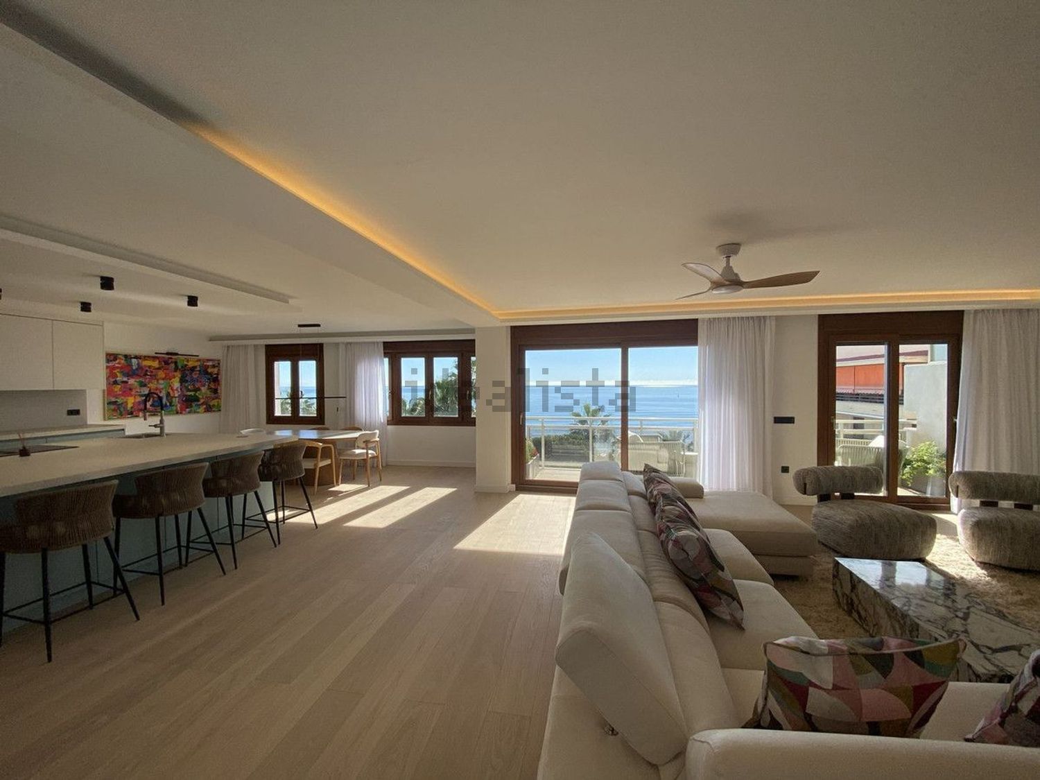 Seafront attic in Estepona — Living room