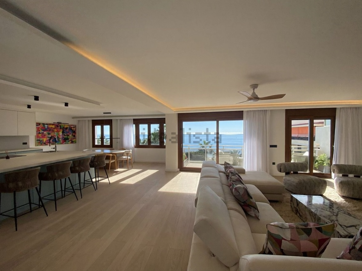 Seafront attic in Estepona — Living room