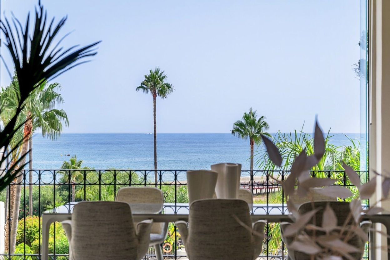 Beachfront flat in Estepona — Sea terrace