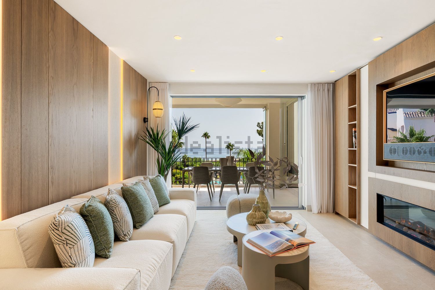 Appartement en première ligne de plage à Estepona — Séjour