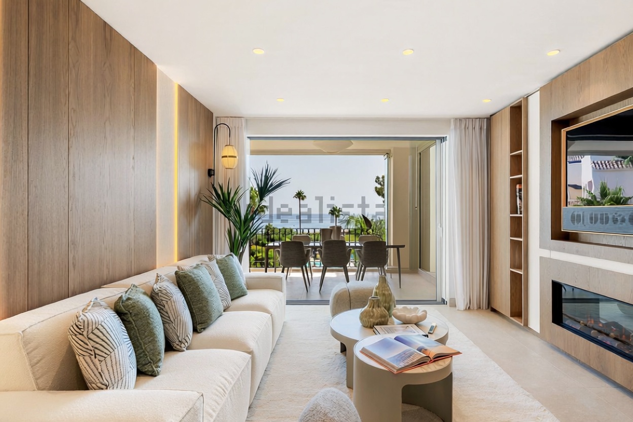 Beachfront flat in Estepona — Living room