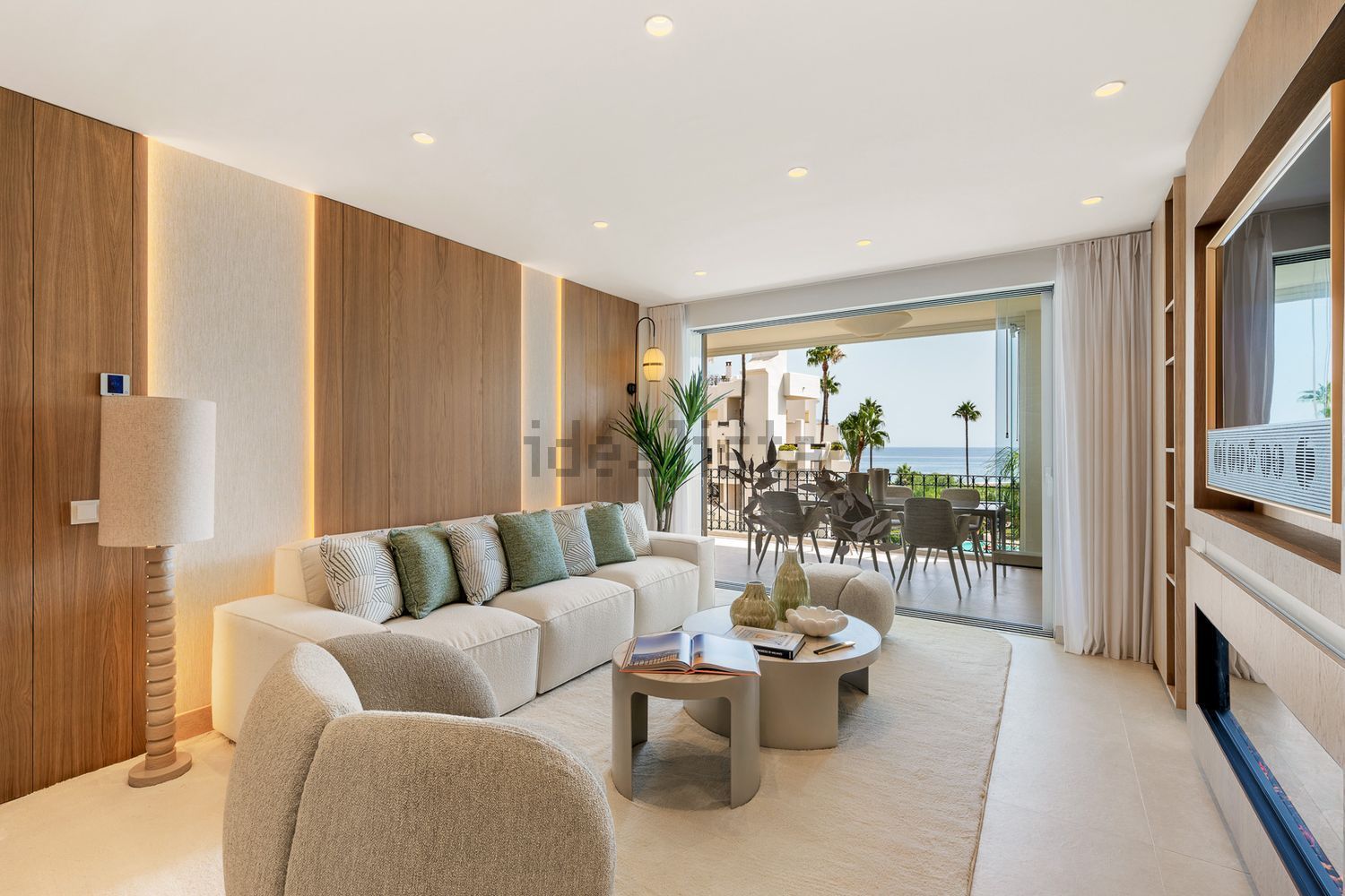 Beachfront flat in Estepona — Living room