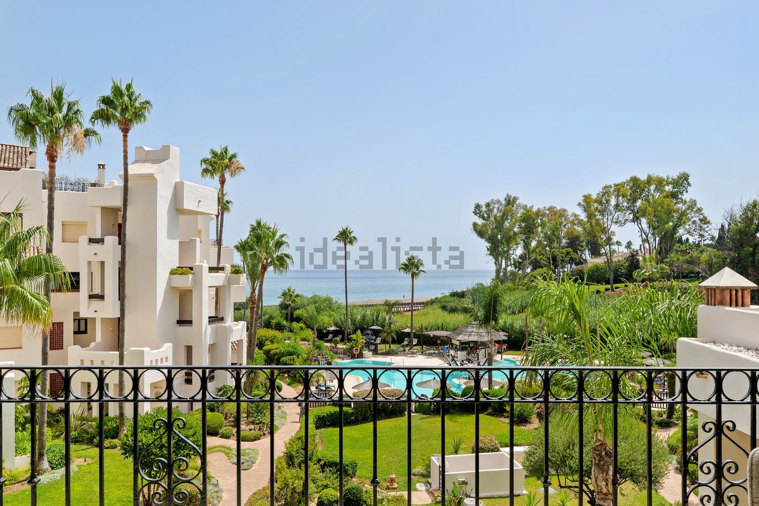 Beachfront flat in Estepona — Sea view
