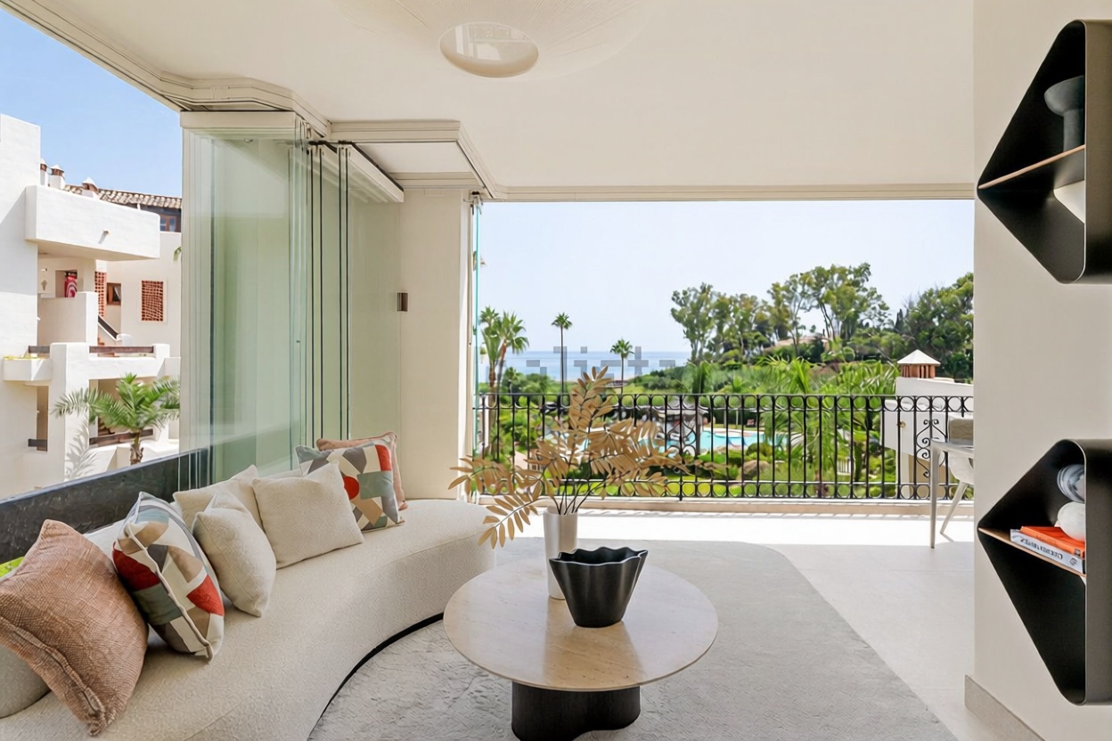 Beachfront flat in Estepona — Living room