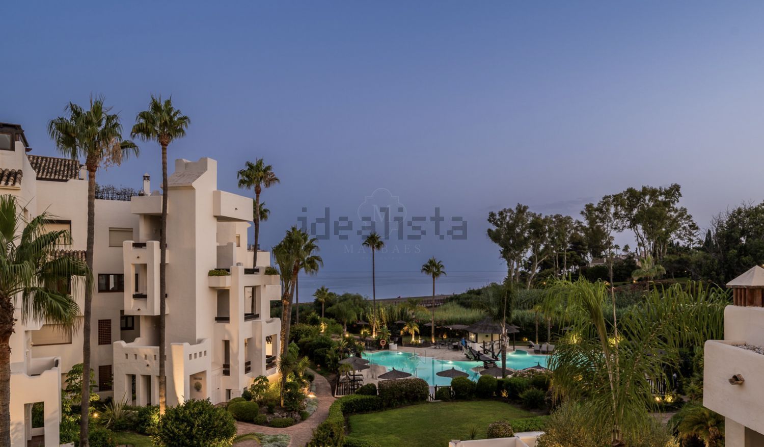 Appartement en première ligne de plage à Estepona — Vue mer