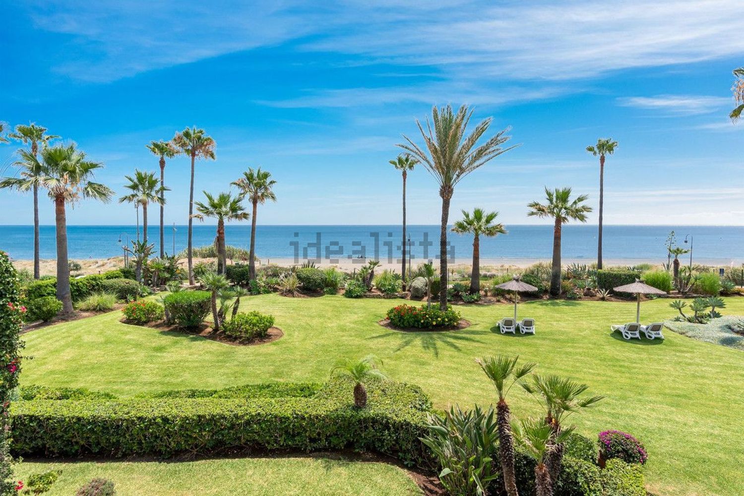 Apartamento em primeira linha de praia em Estepona — Vista mar