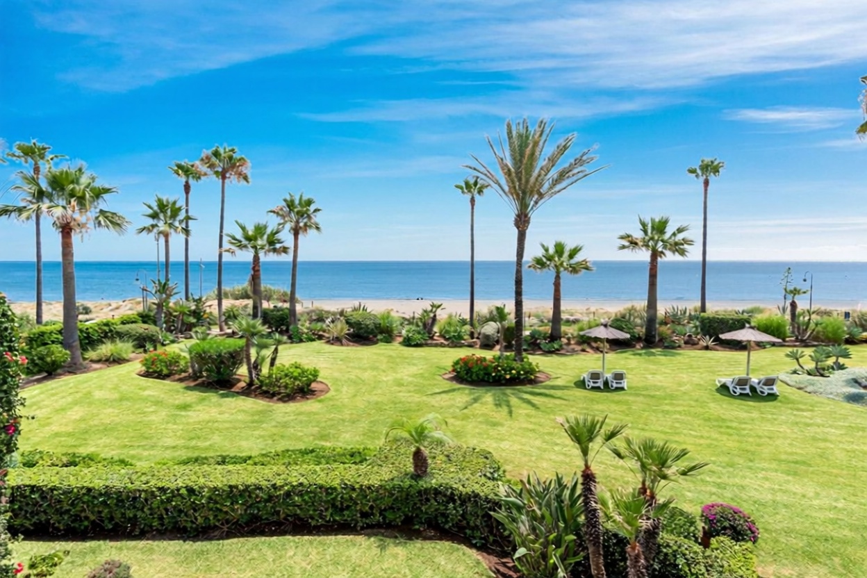 Beachfront flat in Estepona — Sea view