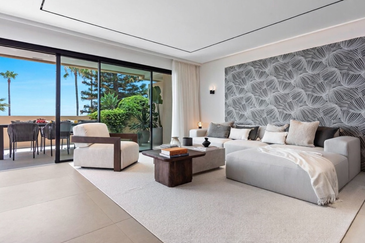Beachfront flat in Estepona — Living room