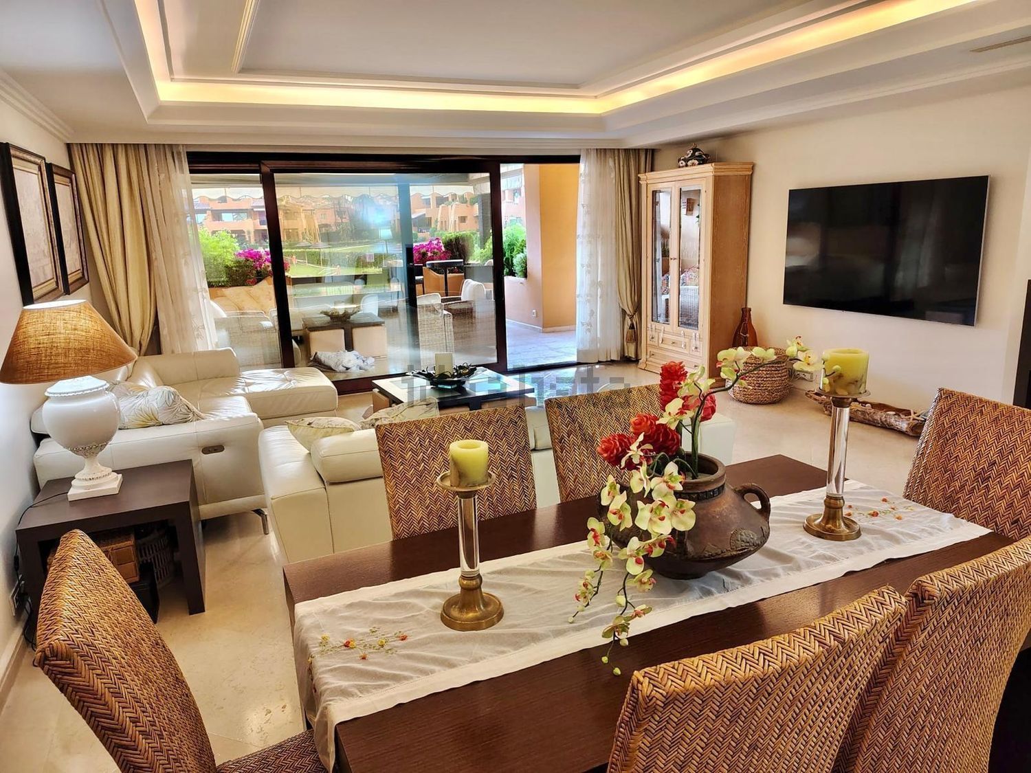 Appartement en première ligne de plage à Estepona — Séjour
