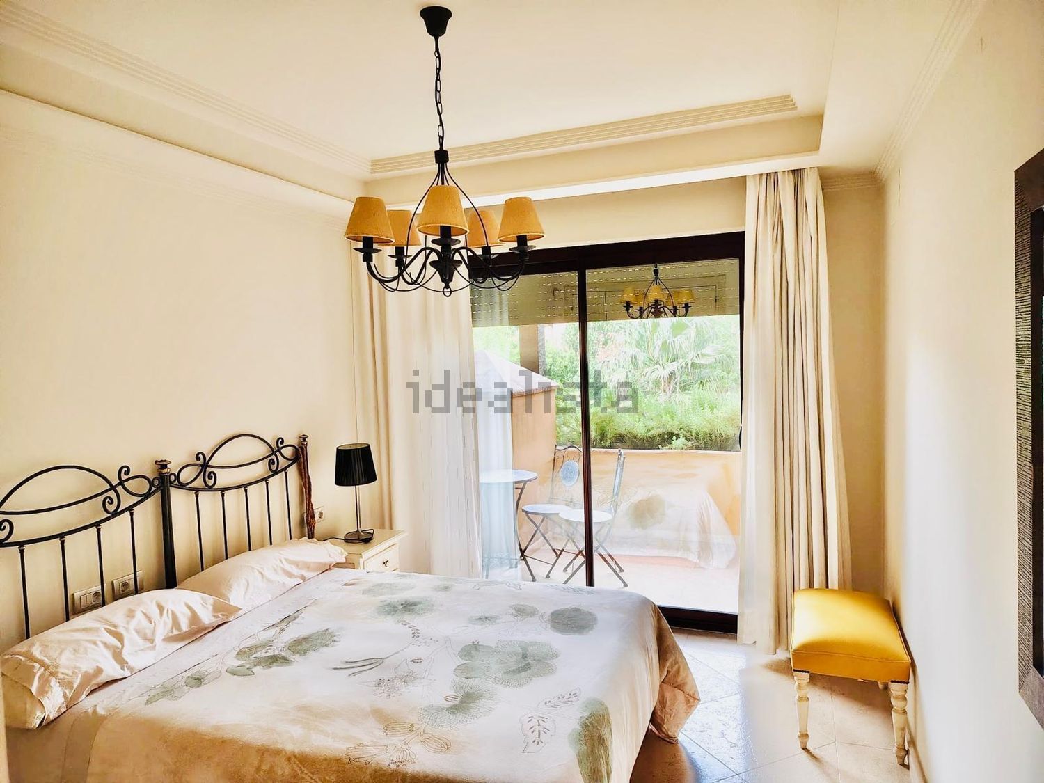 Appartement en première ligne de plage à Estepona — Chambre