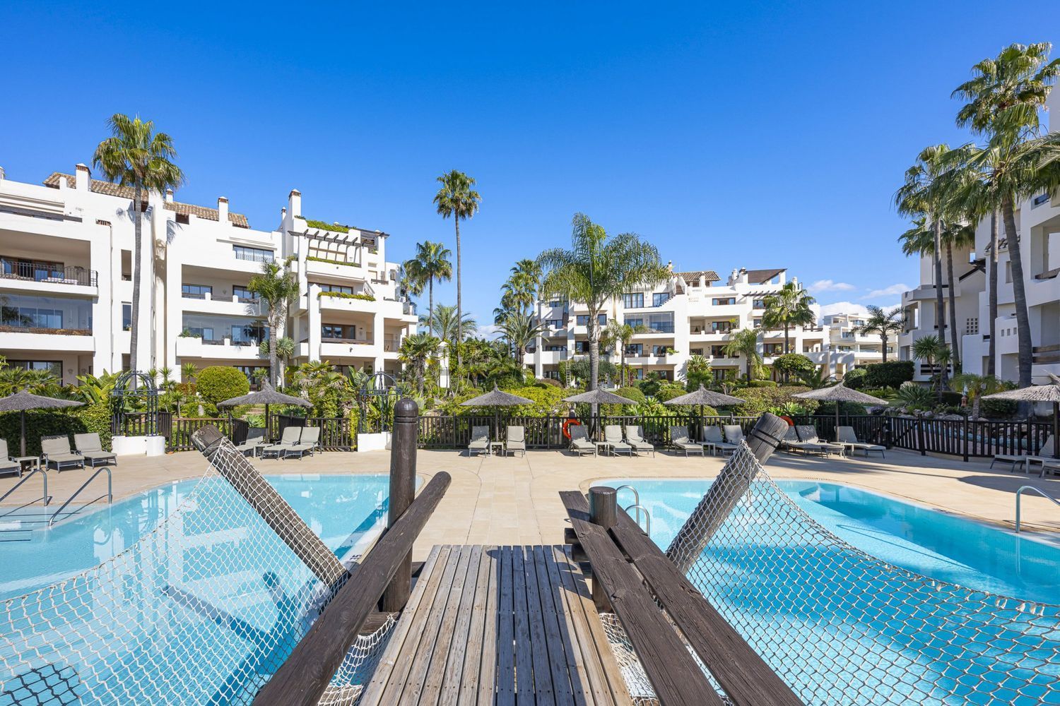 Beachfront flat in Estepona — Pool