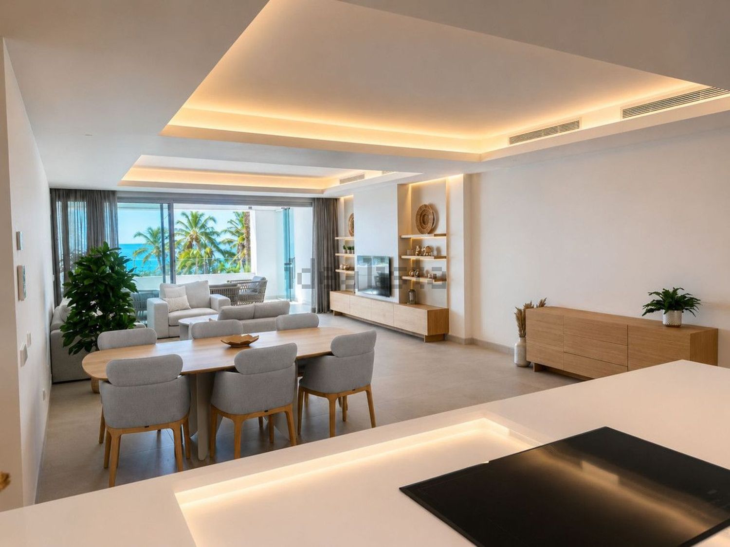 Beachfront flat in Estepona — Living room