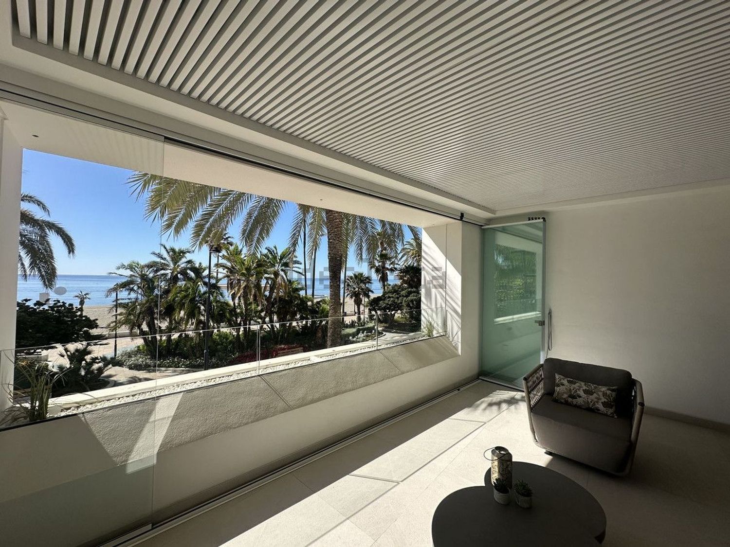Beachfront flat in Estepona — Sea terrace