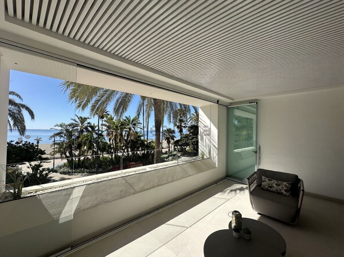 Piso en primera línea de playa en Estepona — Terraza mar