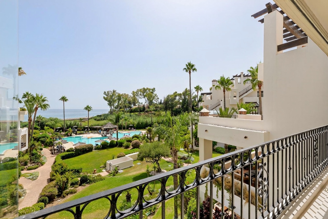 Вилла с прямой выход на пляж в Estepona — Морской вид