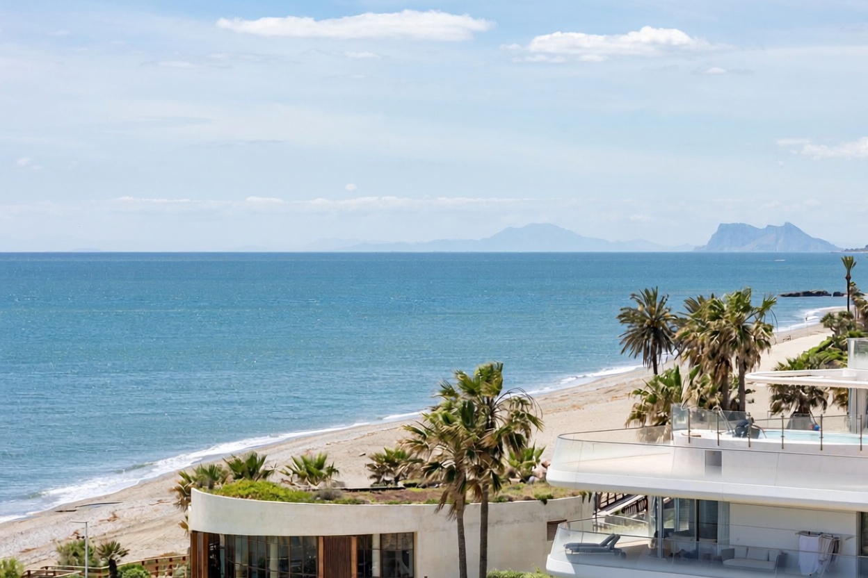 Beachfront flat in Estepona — Sea view
