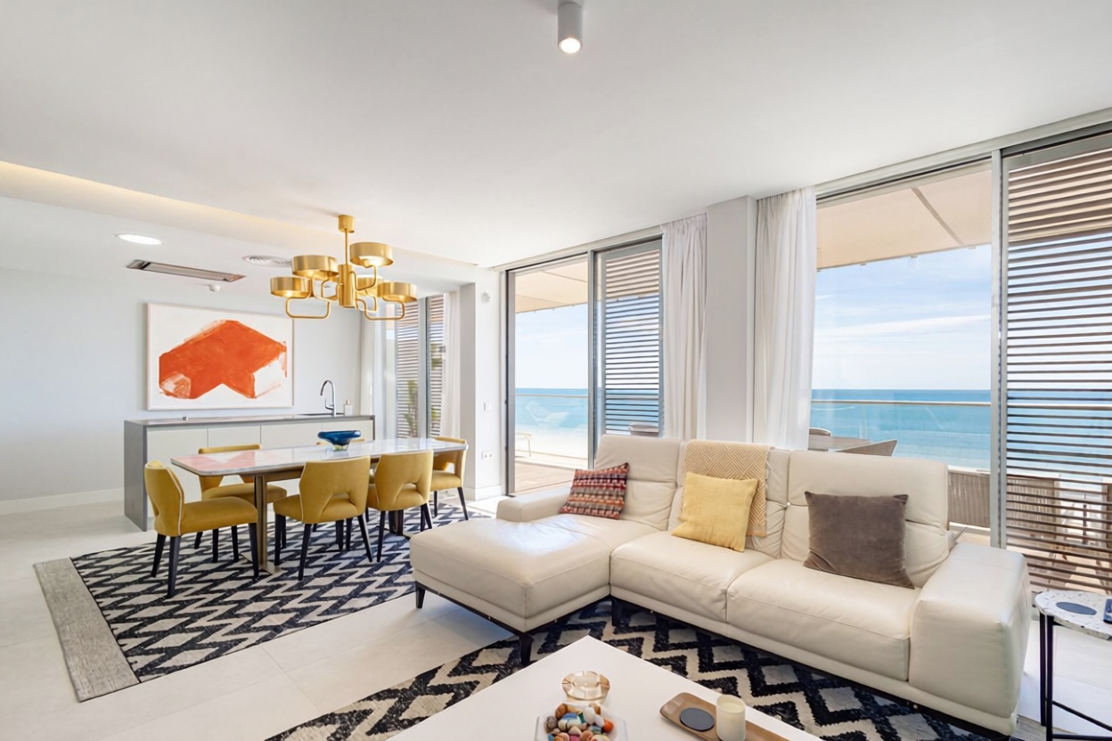 Beachfront flat in Estepona — Living room
