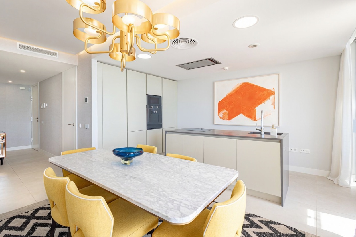 Beachfront flat in Estepona — Dining room