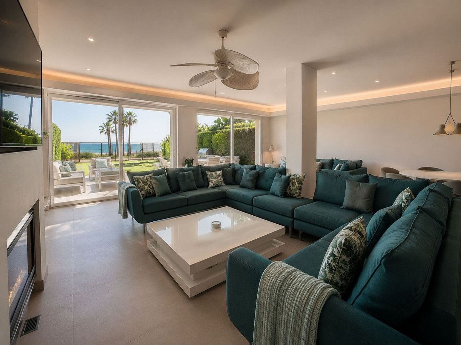 Chalet avec accès direct à la plage à Estepona — Séjour