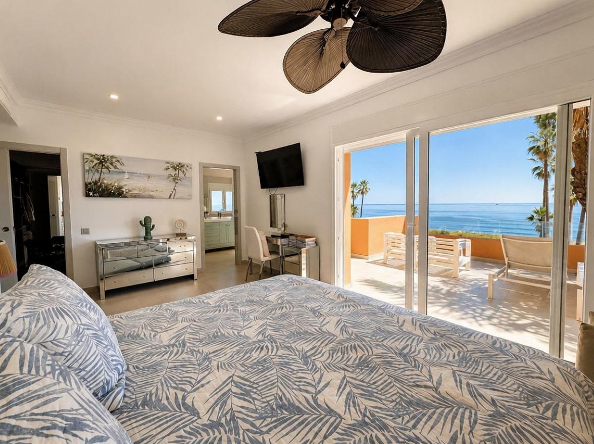 Chalet con acceso directo a playa en Estepona — Dormitorio