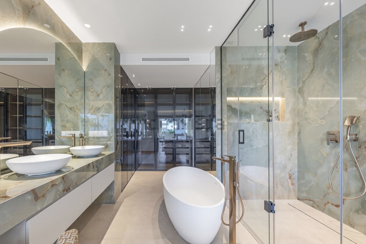 Beachfront flat in Estepona — Bathroom