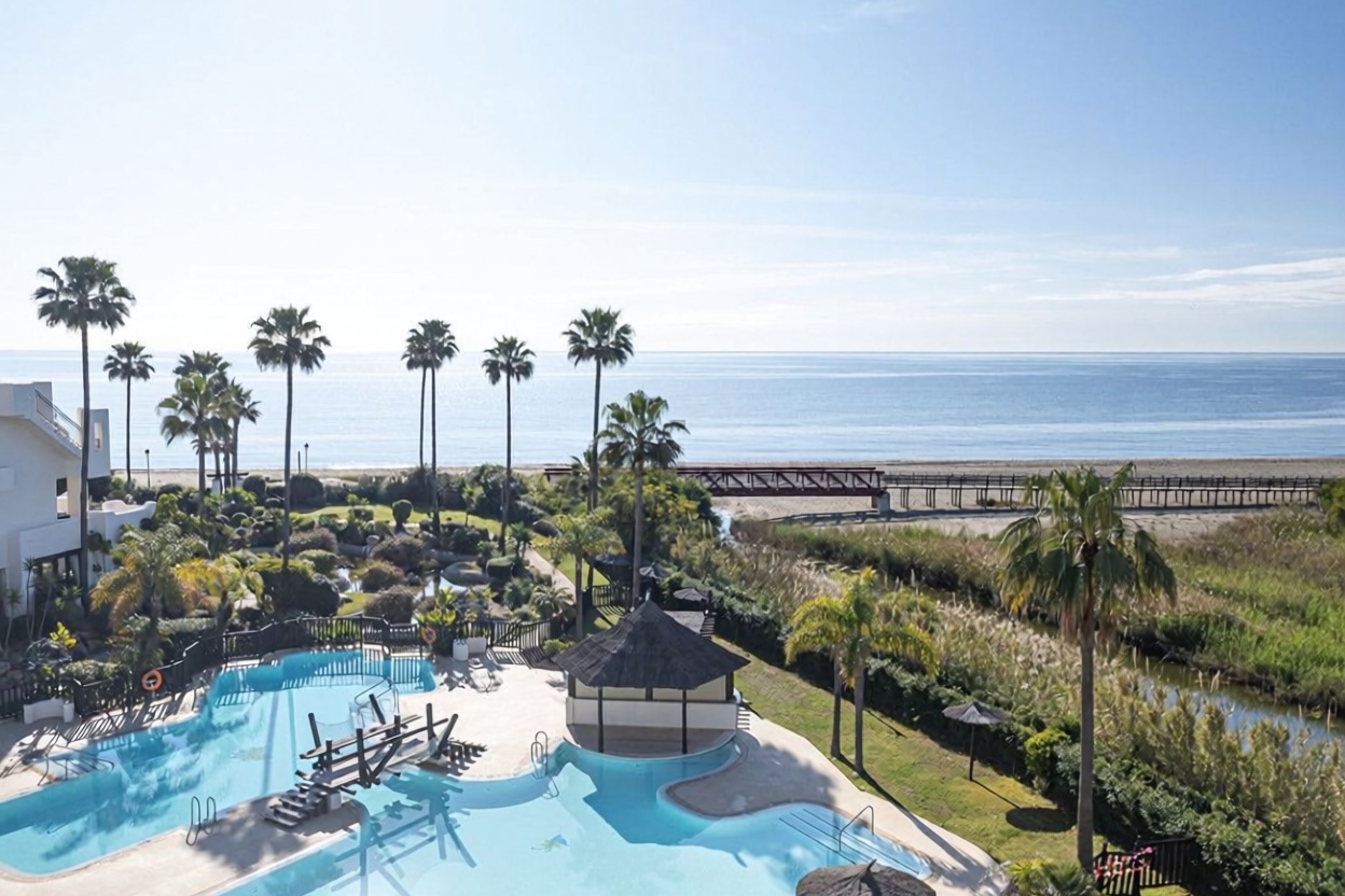 Beachfront flat in Estepona — Sea view