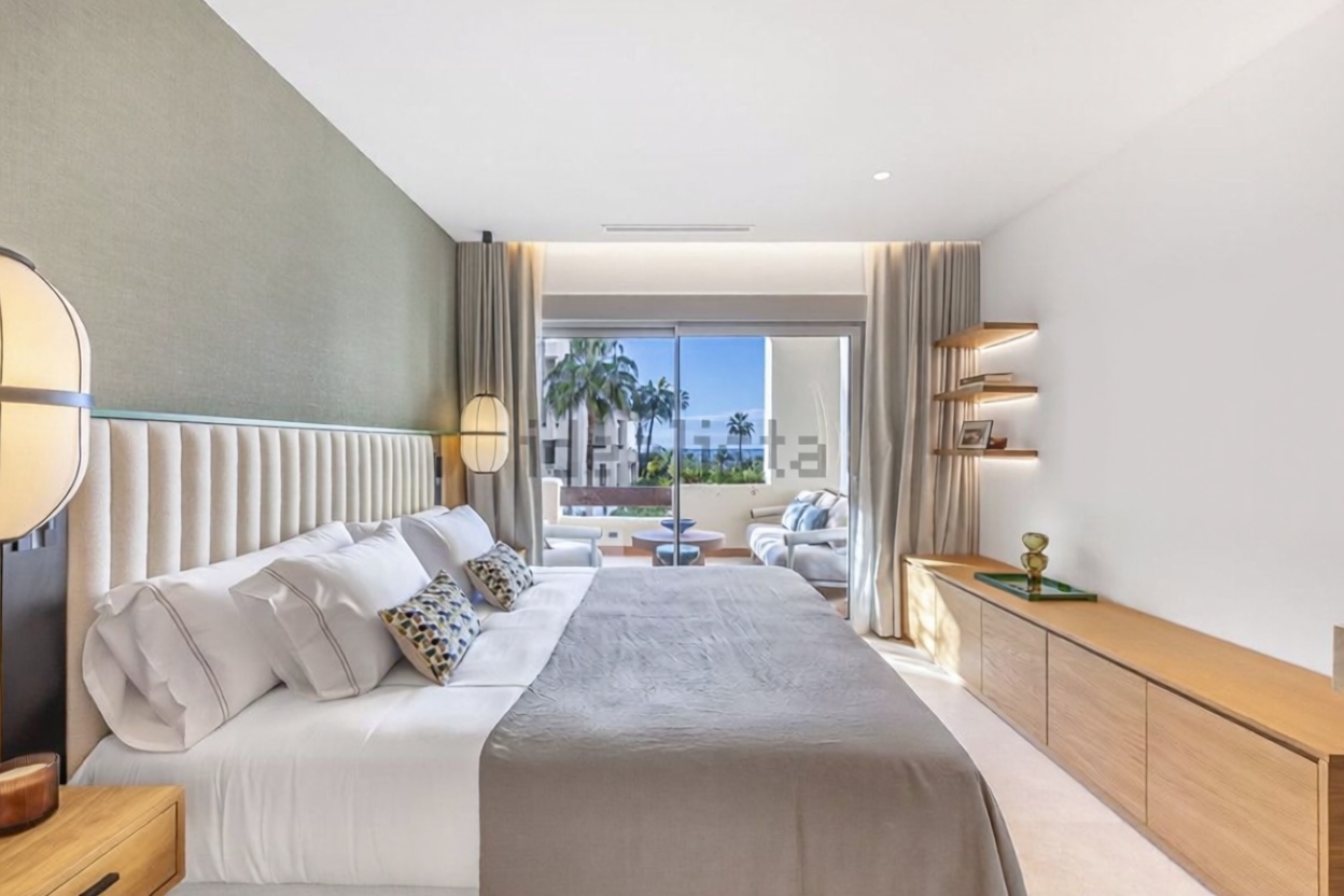 Beachfront flat in Estepona — Bedroom