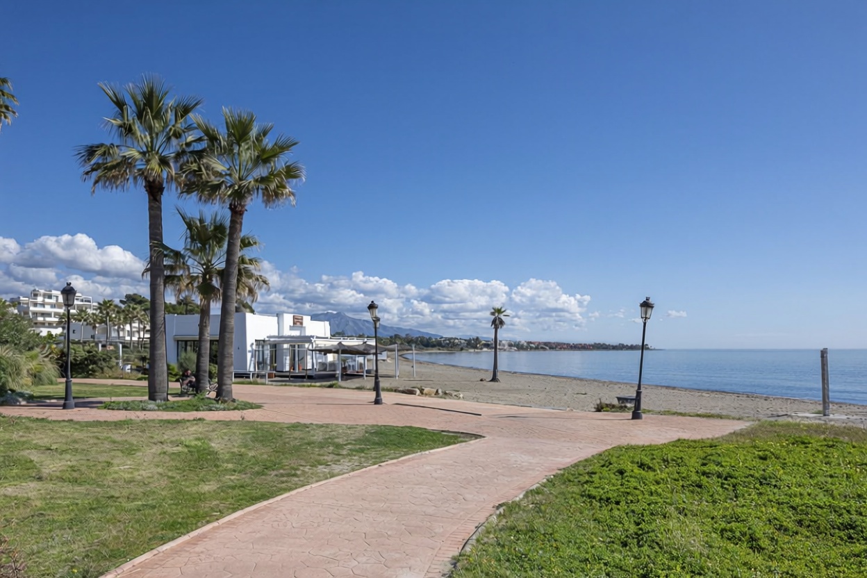 Beachfront flat in Estepona — Sea view