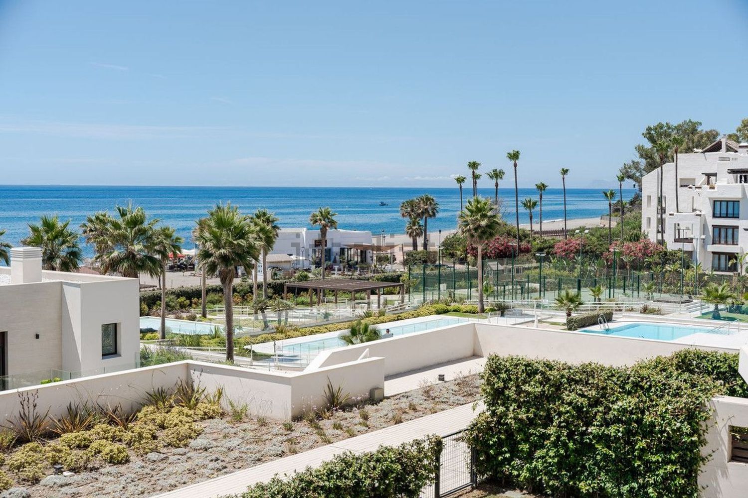 Beachfront flat in Estepona — Sea view