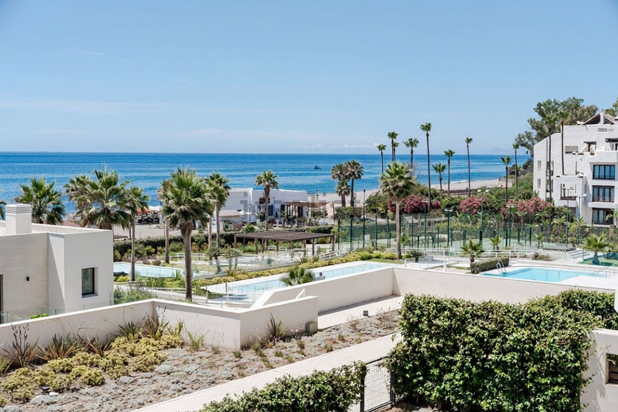 Piso en primera línea de playa en Estepona — Vista mar