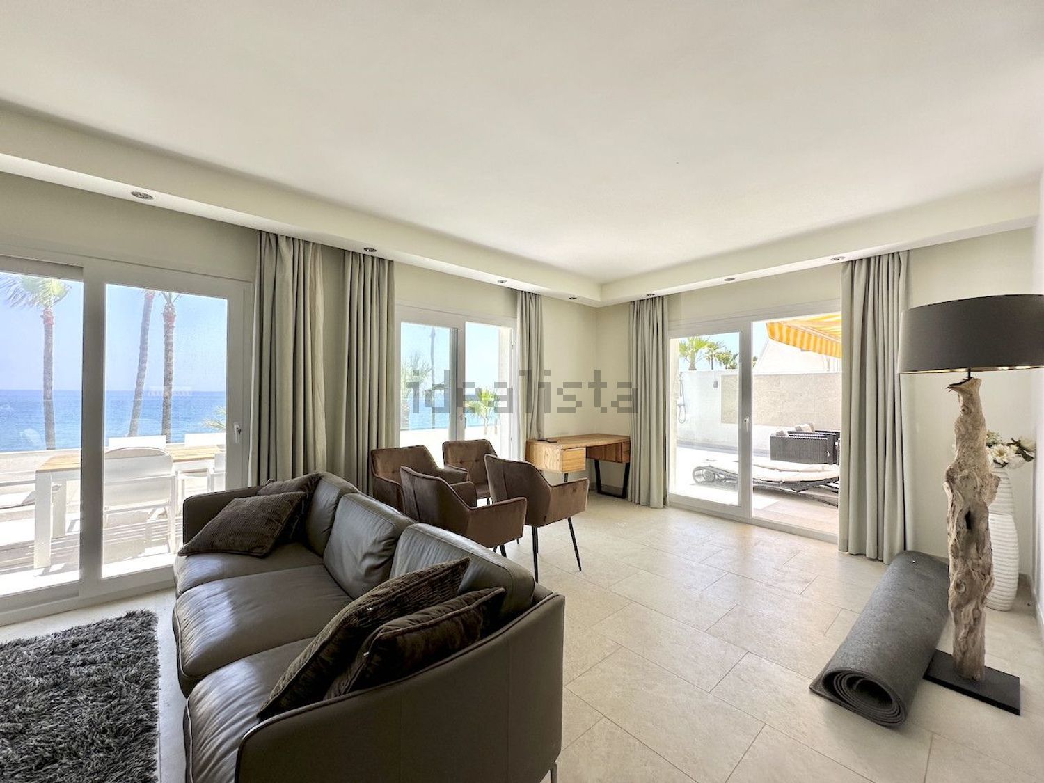 Seafront attic in Estepona — Living room