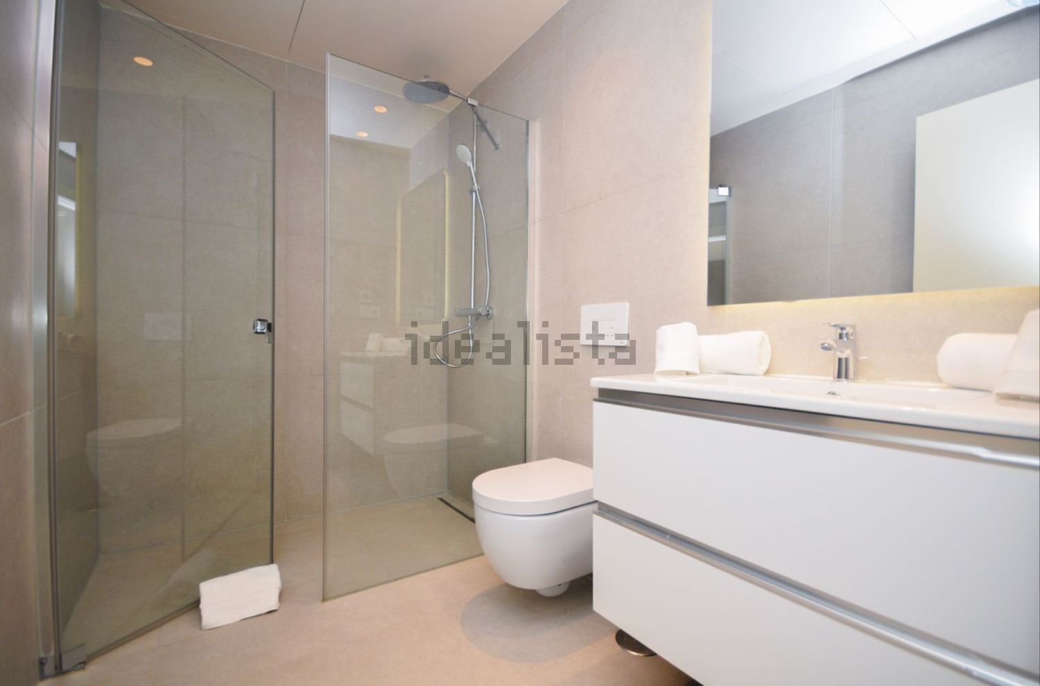 Beachfront flat in Estepona — Bathroom