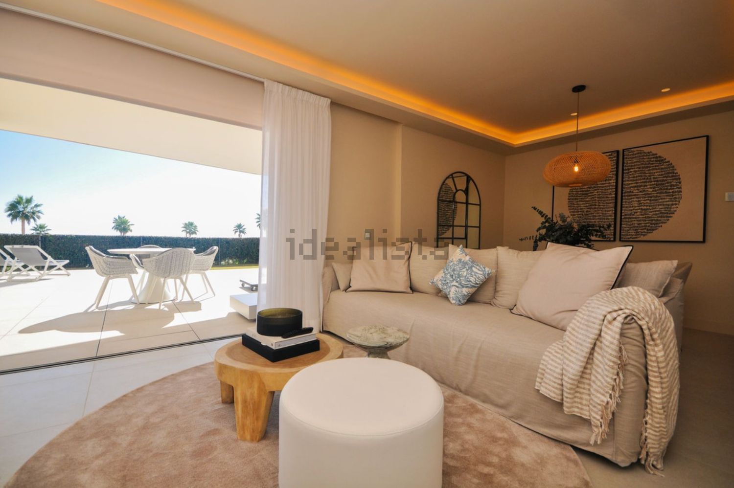 Beachfront flat in Estepona — Living room
